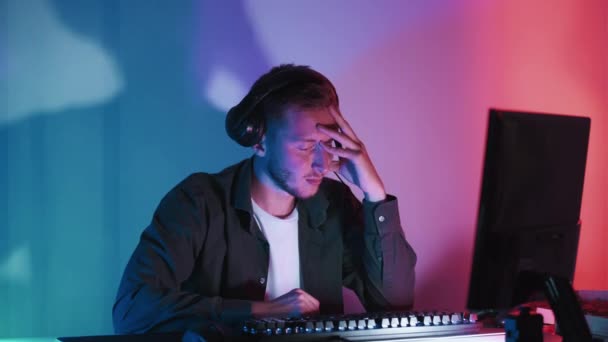Forstyrret Gamer Mislykket Skuffelse Udmattet Træt Fyr Mistede Turnering Computeren – Stock-video