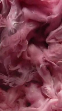 Dikey video. Suyu boya. Renk buhar bulutu. Açılış efekti. Su altı pembe pigment duman akış hareketi siyah soyut sanat arka planı.