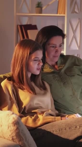 Függőleges Videó Online Győzelem Hazai Fogadás Izgatott Anya Tini Lánya — Stock videók