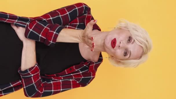 Vertikal Video Kyss Lycklig Kvinna Älskade Uttryck Leende Medelålders Dam — Stockvideo