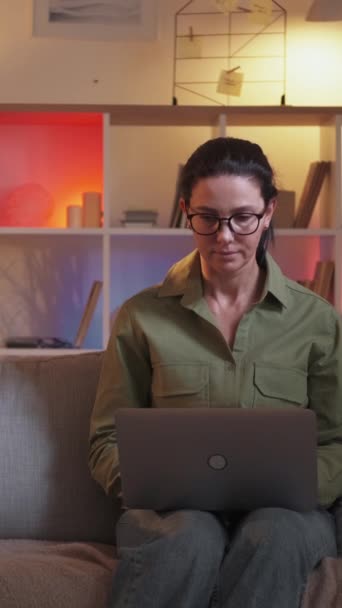 Pionowe Wideo Przeglądanie Domu Wypoczynek Internecie Kobieta Daje Powrotem Laptop — Wideo stockowe