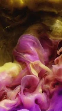 Dikey video. Mürekkepli su sıçraması. Renkli duman patlaması. Açığa çıkarma etkisi. Su altı pigmentleri karışımı. Siyah soyut sanat arka planında sarı pembe duman bulutu akışı.