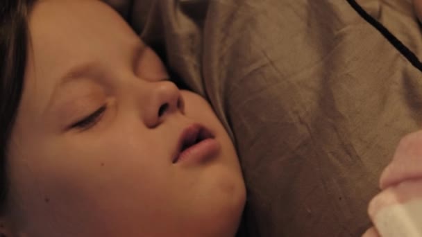 Sömnpojke Vila Barn Sängdags Dröm Lugn Avslappnad Liten Flicka Pyjamas — Stockvideo