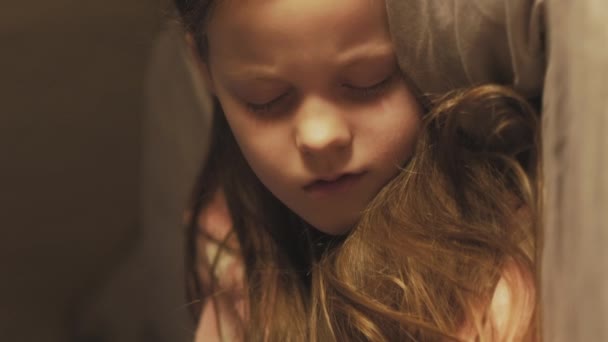 Vertikal Video Sömnvård För Barn Nattsömn Kvinna Som Täcker Fridfull — Stockvideo