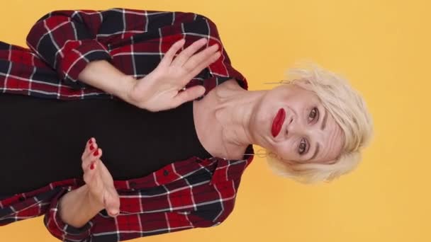 Κάθετο Βίντεο Απεχθής Γυναίκα Ψεύτικα Συγχαρητήρια Σαρκαστικό Συναίσθημα Σκεπτική Μεσήλικη — Αρχείο Βίντεο