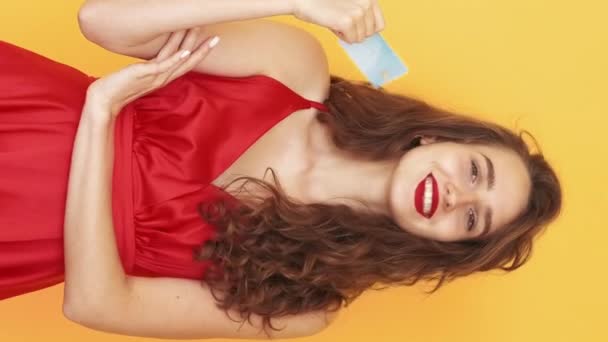 Dikey Video Nternetten Alışveriş Kendine Güvenen Bir Kadın Meme Ifadesi — Stok video