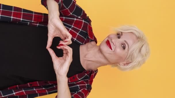 Vertikal Video Kjærlighetspleie Berørt Kvinne Følelser Uttrykker Seg Lykkelig Middelaldrende – stockvideo