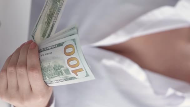 Vertikal Video Förskingring Pengar Oärlig Inkomst Bedrägeriintäkter Oigenkännlig Girig Kvinna — Stockvideo