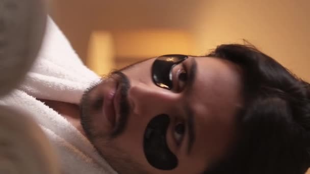 Vertikales Video Gesichtszüge Hautpflege Behandlung Von Falten Zufriedener Typ Mit — Stockvideo