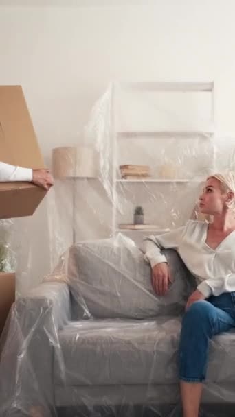 Vídeo Vertical Mueva Apartamento Desempacar Pertenencias Mujer Sentada Sofá Película — Vídeos de Stock
