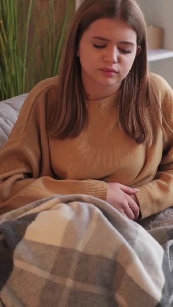 Pionowe Wideo Ból Miesiączkowy Problemy Żołądkowe Cierpiąca Kobieta Odczuwa Skurcze — Wideo stockowe