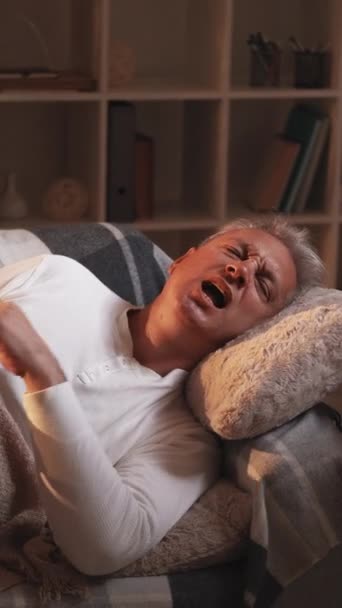Vidéo Verticale Nez Qui Coule Grippe Domestique Souffrant Homme Éternuant — Video