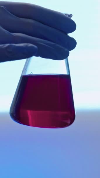 Вертикальное Видео Клинический Тест Химическая Лаборатория Испытание Лекарств Техник Синей — стоковое видео