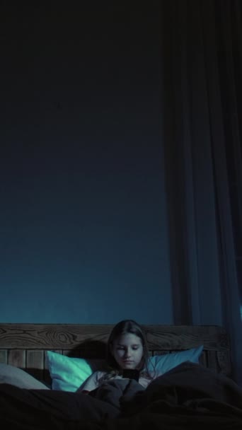 Vídeo Vertical Insomnio Infantil Comunicación Línea Charlando Noche Sleepy Bostezando — Vídeos de Stock