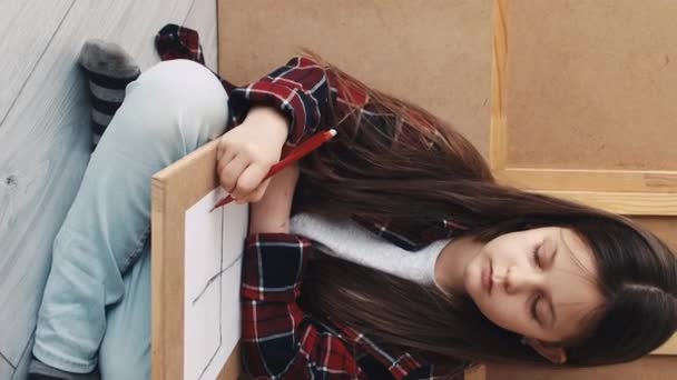 Dikey Video Resim Okulunda Çizen Kız Yaratıcı Bir Görev Kağıt — Stok video