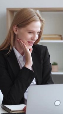 Dikey video. İnternet konferansı. Çevrimiçi konuşma. Sanal iletişim. İş yerinde kendine güveni tam bir kadın iç dizüstü bilgisayarla konuşuyor..