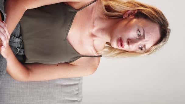 Pionowe Wideo Negatywne Wieści Zdenerwowana Kobieta Przygnębione Emocje Smutna Pani — Wideo stockowe