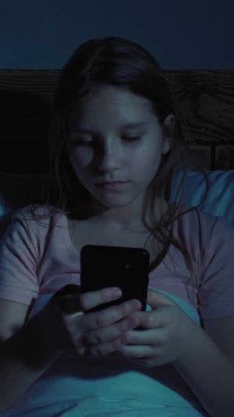 Verticale Video Kinderslapeloosheid Gadget Avond Internetverslaving Moe Slaperig Meisje Met — Stockvideo