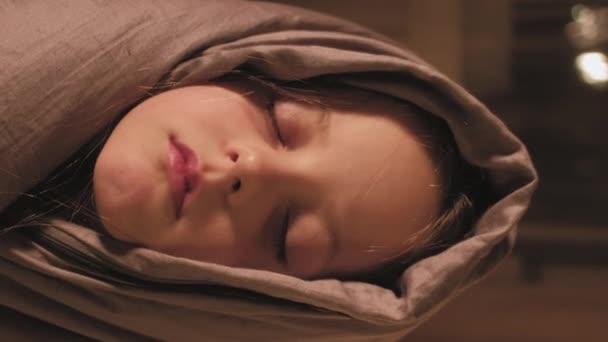 Pionowe Wideo Zmęczenie Dzieci Odpoczywaj Słodkich Snów Wyczerpane Zmęczenie Mała — Wideo stockowe
