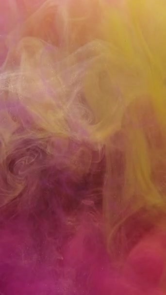 垂直录像 彩色薄雾纹理 蒸汽波 粉红黄闪烁着的水花混合着浓雾漂浮着抽象的艺术背景 — 图库视频影像