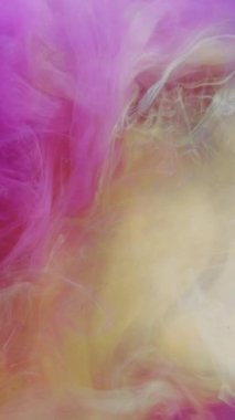Dikey video. Renk dumanı. Sis bulutu akışı. Yüzen buhar. Holi sisi. Pastel pembe mürekkep karışımı su hareketleri soyut sanat arkaplanı.