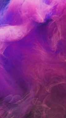 Dikey video. Su damlasını boya. Renk sıvısı karışımı. Su altında sıçrama. Canlı, neon mavisi, parlak, buhar bulutu koyu soyut sanat arka planında harmanlanmış hareket.