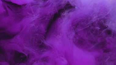 Renkli duman dokusu. Suyu boya. Ruhsal buhar. Siyah soyut sanat arka planında parlak neon pigment duman bulutu dalgası.