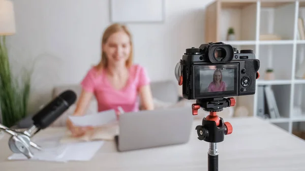カメラの記録 デジタルメディア オンラインビジネス 撮影機材 三脚上のビデオ撮影デバイス画面上の女性ブロガー女性の笑顔コンテンツを作成します — ストック写真