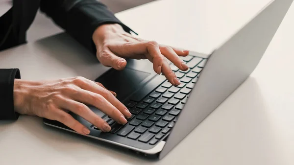 온라인 커뮤니케이션 기술적 사업가가 가벼운 공간에서 노트북 키보드로 문자를 보내는 — 스톡 사진