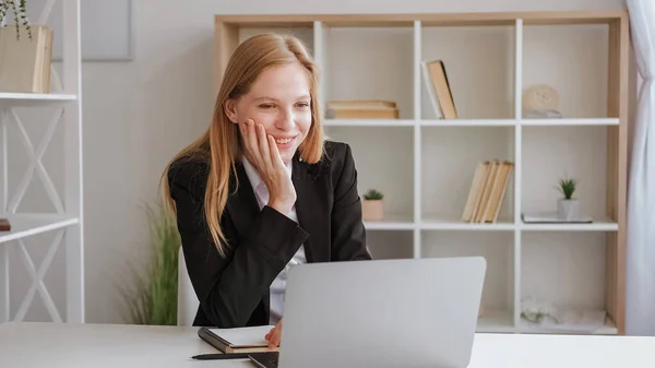 Online Kurs Tagesstudie Fernstudium Glücklich Lächelnde Frau Business Anzug Sitzt — Stockfoto