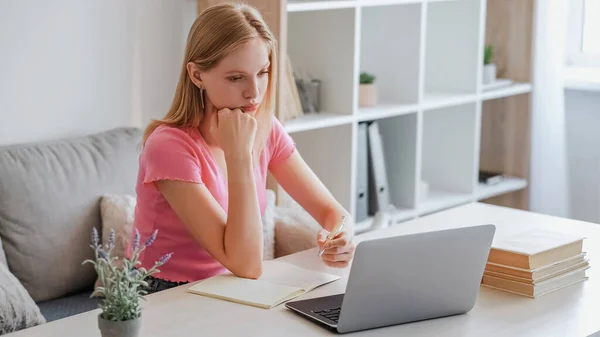 Heimatstudie Computer Konzentrierten Sich Lernfrust Müdes Junges Mädchen Sitzt Mit — Stockfoto