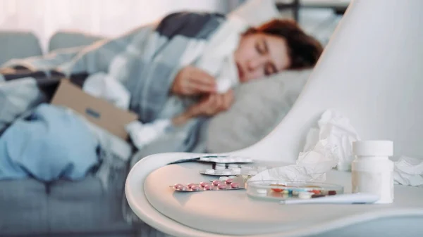 Thuis Medicijnen Genees Pillen Verscheidenheid Van Tabletten Griepbehandeling Ziek Meisje — Stockfoto