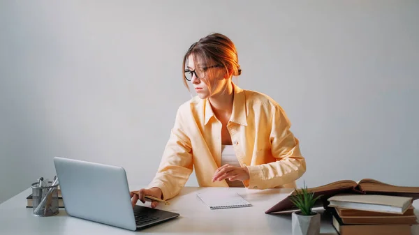 Praca Online Przeglądanie Laptopów Szukaj Sieci Skoncentrowana Kobieta Freelancer Praca — Zdjęcie stockowe