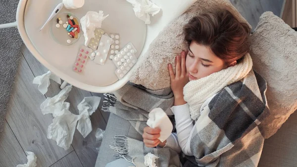生病了休息 处方药 疾病疲劳 睡眠不足不健康的女人在家里沙发上裹着毛毯高温打盹组织药丸 — 图库照片