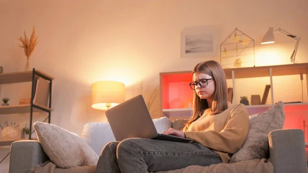 Müde Bildung Sofa Lernen Erschöpft Konzentriertes Mädchen Studiert Hause Online — Stockfoto