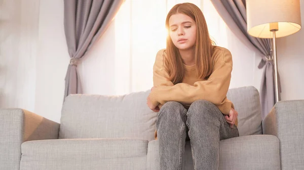 10代のうつ病 不幸な気持ちだ 悲しいです失望した女の子座ってソファリング膝あります欲求不満光ホームインテリア — ストック写真