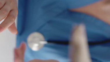 Dikey video. Sağlık sigortası ödemesi. Tıbbi gelir. Tanımlanamayan kadın doktor elleri hastadan 50 'lik banknotları sayarak para alıyor..