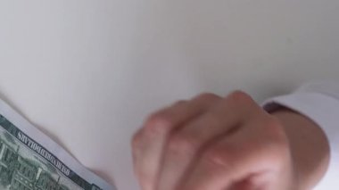 Dikey video. Finansal gelir. Yatırım kârı. Ekonomi bütçesi. İş kadınının eli para sayıyor. 100 Amerikan doları banknot..