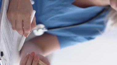 Dikey video. Sağlık sigortası faturası. Tıbbi hesap. Klinik masrafları. Tanınmayan kadın doktor para sayıyor Avro banknotları nakit dolgu rekoru.