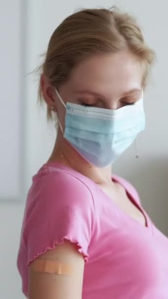 垂直录像 预防感染 健康保护 疾病传播 年轻的 面带微笑的 沉着的金发女子 戴着医疗面罩 身披轻盈的内饰 — 图库视频影像