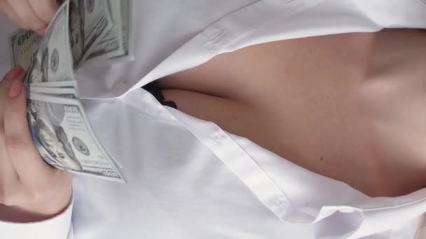 Dikey Video Kadın Tasarrufu Nakit Para Finansal Zenginlik Büyük Göğüslü — Stok video