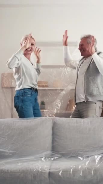 Pionowe Wideo Nowy Dom Przeprowadzka Szczęśliwy Para Mężczyzna Kobieta Uczucie — Wideo stockowe
