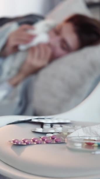 Vídeo Vertical Medicamentos Caseiros Pílulas Cura Variedade Comprimidos Tratamento Gripe — Vídeo de Stock