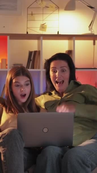 Verticale Video Laptop Opwinding Winnende Familie Online Nieuws Euforische Moeder — Stockvideo