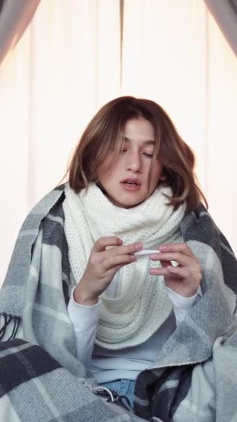 Κάθετο Βίντεο Άρρωστος Πυρετός Υψηλή Θερμοκρασία Ανθυγιεινή Γυναίκα Τυλιγμένη Καρό — Αρχείο Βίντεο
