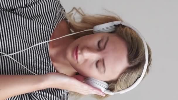 Vertikální Video Léčení Hudby Rozrušená Žena Zotavení Depresivní Dáma Poslouchá — Stock video