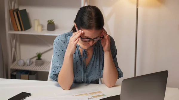工作压力 专业头疼 工作过度疲劳 现代家庭办公场所内部患有偏头痛发作的精疲力竭的女雇员 — 图库照片