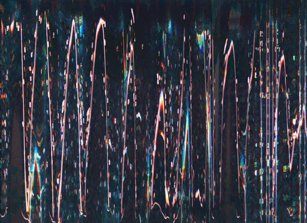 色の歪み アナロググリッチテクスチャ 静的な騒音 濃い黒のイラストの上に紫の赤青輝く穀物のアーティファクトほこりの傷抽象的な背景 — ストック写真