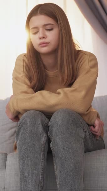 Verticale Video Tiener Depressie Ongelukkige Gevoelens Droevig Teleurgesteld Meisje Zitten — Stockvideo