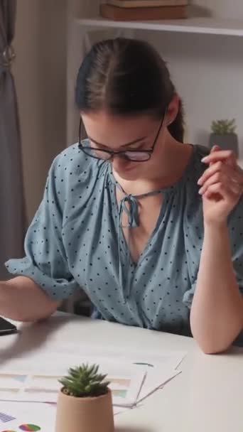 Vertikální Video Úspěšný Výzkum Domácí Práce Online Kariéra Sebevědomá Chytrá — Stock video
